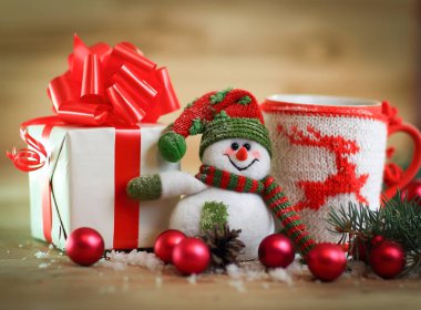 Noel kartı. Noel kupası ve sevimli hediyeler. .