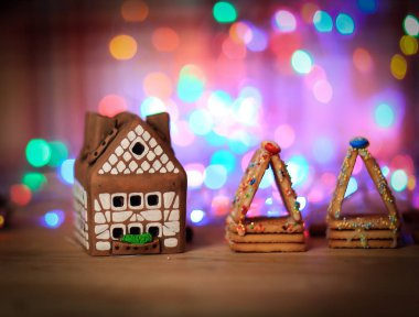 Şenlik arka planı için iki zencefilli kek evi.