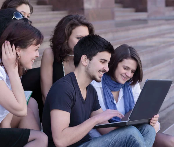 Amigos de los estudiantes mirando la pantalla del ordenador portátil —  Fotos de Stock