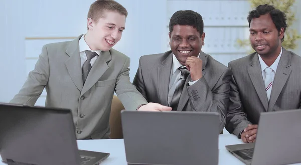 Obchodní partneři diskutovat o informace s přenosným počítačem. — Stock fotografie