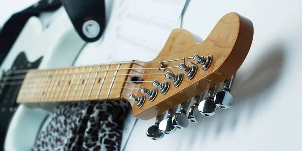 Closeup Hmatník bílý elektrický guitar.isolated na bílé b — Stock fotografie