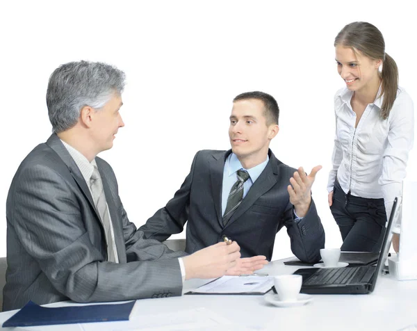 Discusión de negocios, el equipo discute las ventas en el lugar de trabajo en la oficina — Foto de Stock