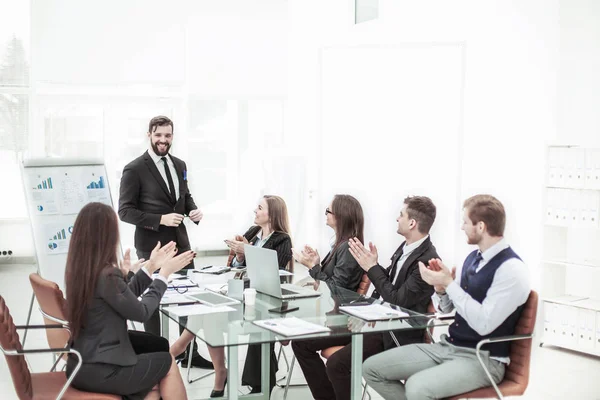 Equipo empresarial aplaudiendo al Gerente de Finanzas por la presentación del nuevo proyecto en el lugar de trabajo —  Fotos de Stock