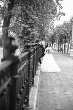 sevgi dolu genç çift şehir etrafında yürür