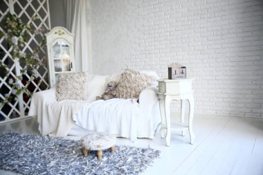 14 Şubat tarihli masa takvimi şık bir oturma odasındaki komodinin üzerinde..