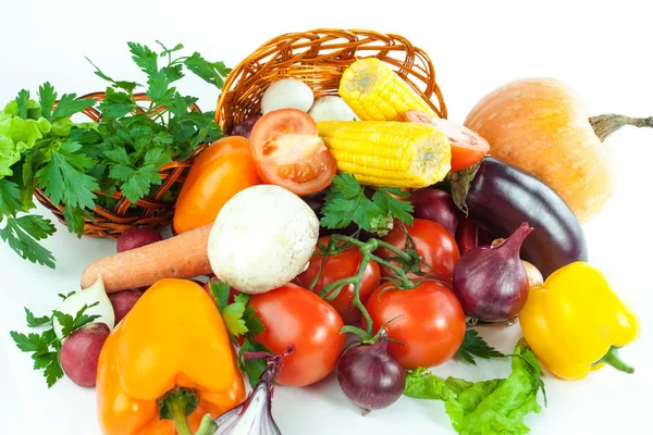 Primer plano. una gran cantidad de verduras frescas diferentes.aislado en un blanco — Foto de Stock