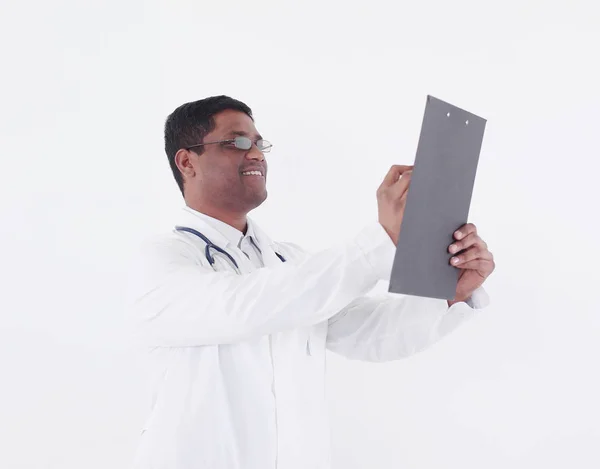Загальний лікар, який пише рецепт. ізольовано на білому — стокове фото