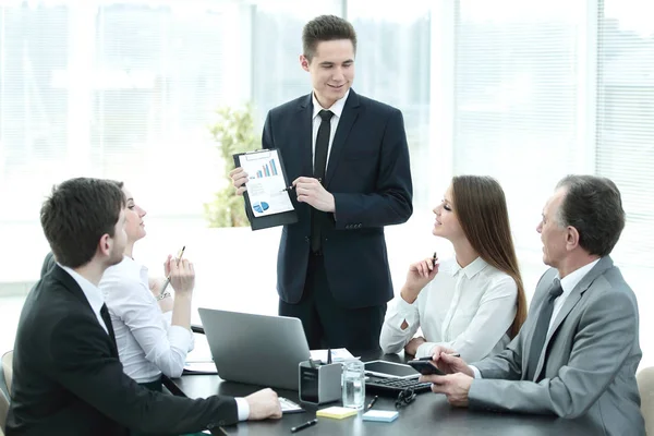 Werknemer van het bedrijf dat nieuwe ideeën van business development bij een zakelijke bijeenkomst — Stockfoto