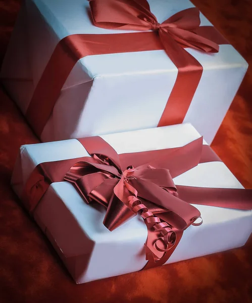 Zbliżenie. boxes.isolated dwa elegancki prezent na czerwono — Zdjęcie stockowe