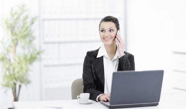 Ejecutiva mujer de negocios hablando por teléfono móvil en la oficina —  Fotos de Stock