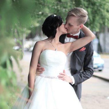 Gelin ve damat bir şehir sokak üzerinde dururken öp