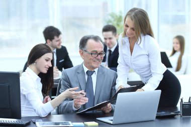 iş takım finansal veriler başkanı ile tartışıyor.