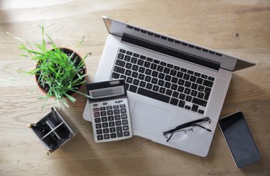 En iyi view.laptop, hesap makinesi ve ahşap masa .işler arka plan üzerinde akıllı telefon