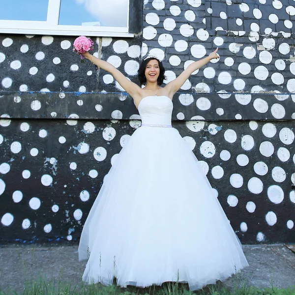 Retrato de una novia sonriente con ramo — Foto de Stock