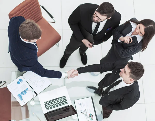 Spolehlivá handshake obchodní partneři po projednání finanční smlouvy v kanceláři — Stock fotografie