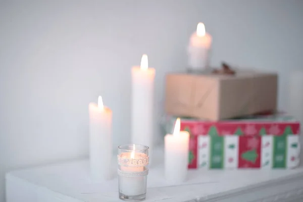 Verschwommenes Bild. Kerzen und Geschenkboxen .photo mit Kopierraum — Stockfoto