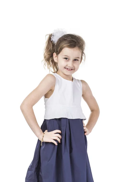 Portret van een gelukkig meisje van zes-jaar-oude tegen witte achtergrond — Stockfoto