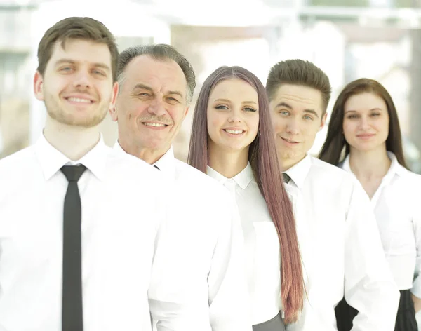 Nahaufnahme. Selbstbewusstes Business-Team auf verschwommenem Hintergrund — Stockfoto