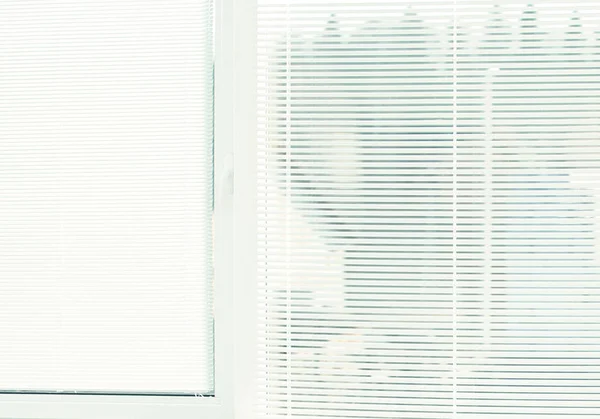 Fenster mit offenen Jalousien. Hintergrund des Etiketts — Stockfoto