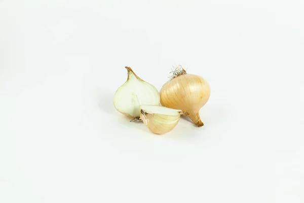 Świeże onions.isolated złotych na białym tle — Zdjęcie stockowe