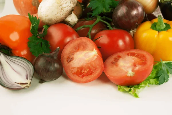 Closeup.lots de verduras frescas.aislado sobre un fondo blanco — Foto de Stock