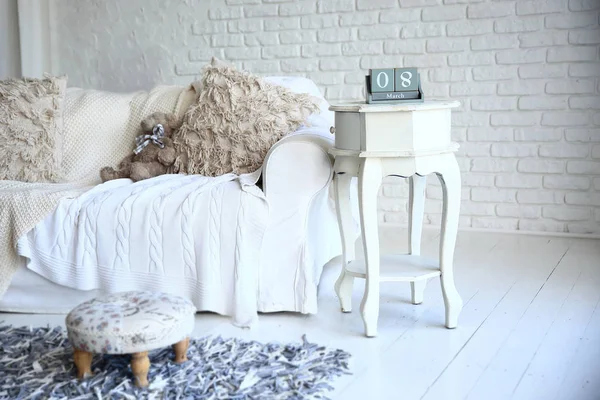 Biała kanapa i stolik nocny z kalendarza przejścia w stylowym salonem — Zdjęcie stockowe