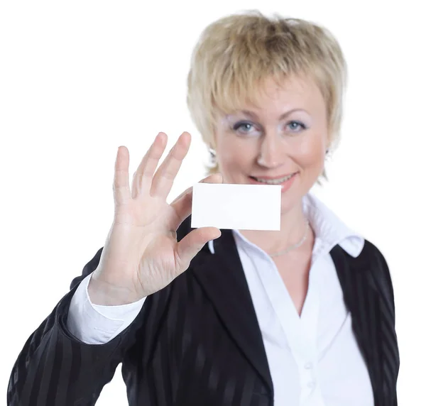 Femme d'affaires réussie montrant carte de crédit vierge — Photo