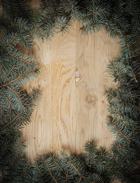 Corona de Navidad verde tradicional sobre fondo de madera — Foto de Stock