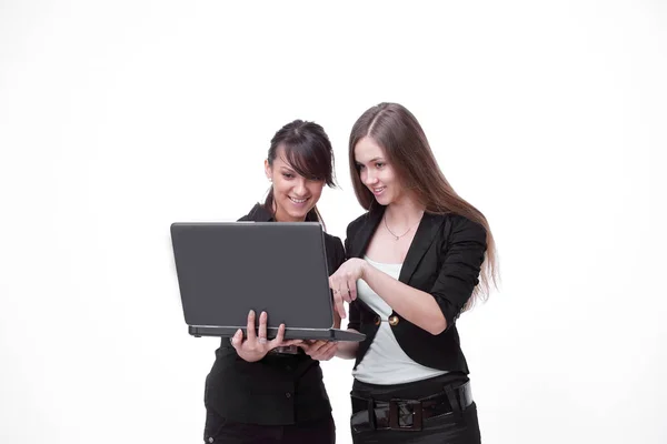 Dois funcionários bem sucedidos olhando para a tela do laptop — Fotografia de Stock