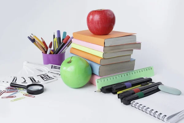 Frame voor tekst en school leveringen op een witte achtergrond — Stockfoto