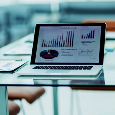 çalışma alanı açık laptop ve iş ortakları toplantısı için hazırlanan finansal belgeler ile