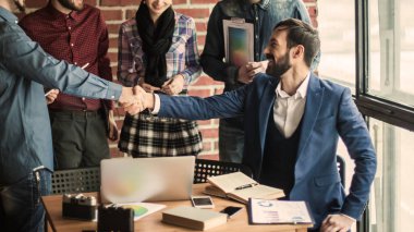 iş takım ve bir el sıkışma müdürle custo karşıladı