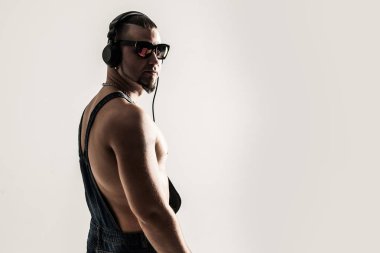 yan görünümü - kulaklık ve şık hai gömleksiz rapçi