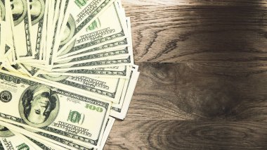 banknot ABD Doları üzerinde ahşap arka plan fotoğrafı