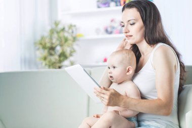  mutlu anne onun yaş bebek resimleri dijital tablet üzerinde gösterilen