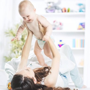 mutlu bir aile kavramı: mutlu anne oğul Oda Childs'ın oda bebekle oynamak