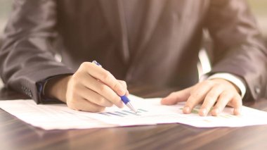 işadamı işyerinde pazarlama raporları ile çalışır