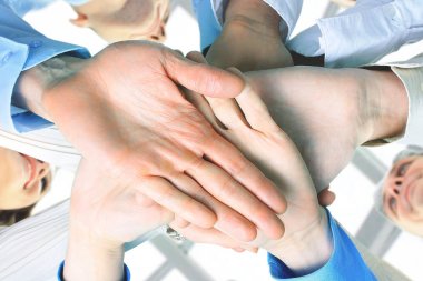 birlikte bir daire içinde yeniden elele gülümseyen iş adamları