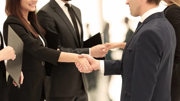 協力の概念。取引先に会うときの握手 — ストック写真