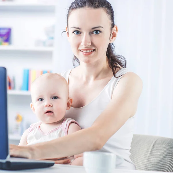 Jonge moeder en baby met behulp van laptop om te communiceren met oma via Skype — Stockfoto