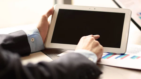 Νέους επιχειρηματίες χρησιμοποιώντας το touchpad συνεδρίαση — Φωτογραφία Αρχείου