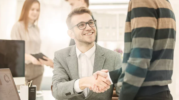 Handshake kollegor nära arbetsplatsen i det moderna kontoret. — Stockfoto