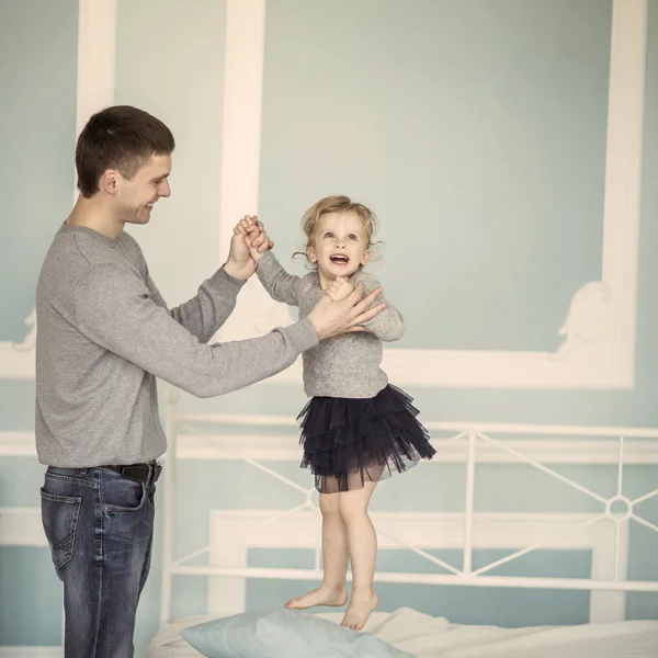 Amoroso padre juega con feliz hijita — Foto de Stock