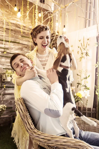 Retrato de pareja feliz con mascota en la sala de estar —  Fotos de Stock