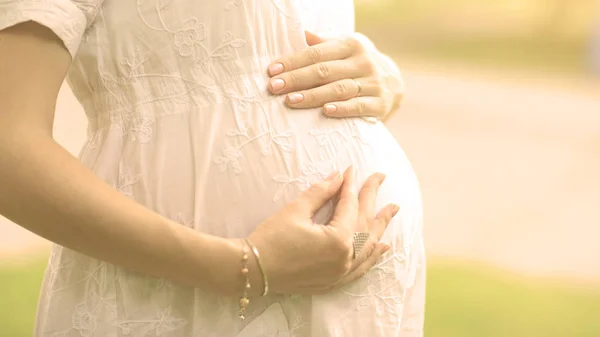 Immagine di una donna incinta che si tocca la pancia con le mani — Foto Stock