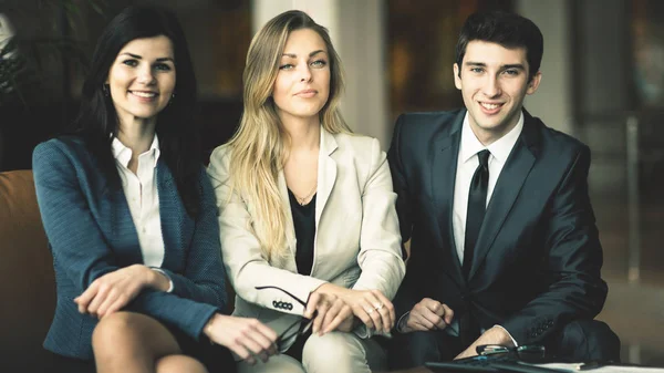 Retrato de uma equipe de negócios bem sucedida contra um fundo de escritório moderno — Fotografia de Stock