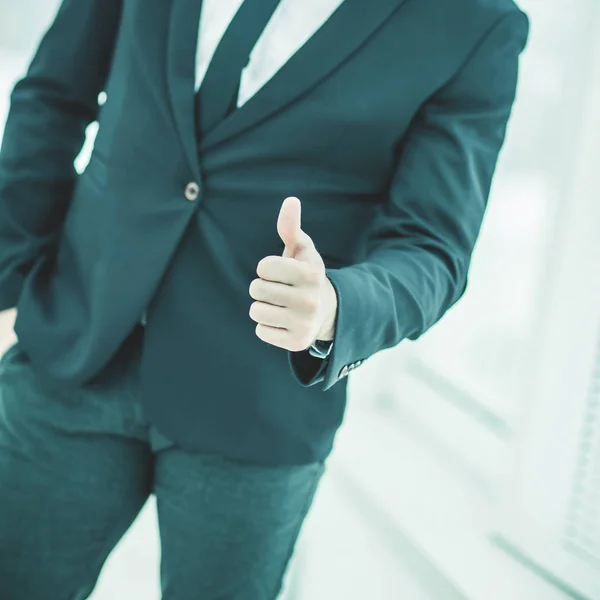 Closeup της ένας επιτυχημένος επιχειρηματίας κάνοντας μια χειρονομία - ένα αντίχειρες — Φωτογραφία Αρχείου