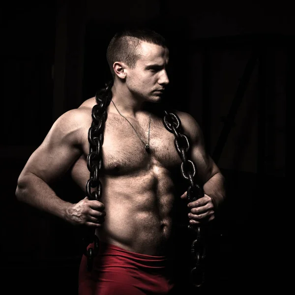 Retrato de un culturista con una cadena alrededor del cuello — Foto de Stock