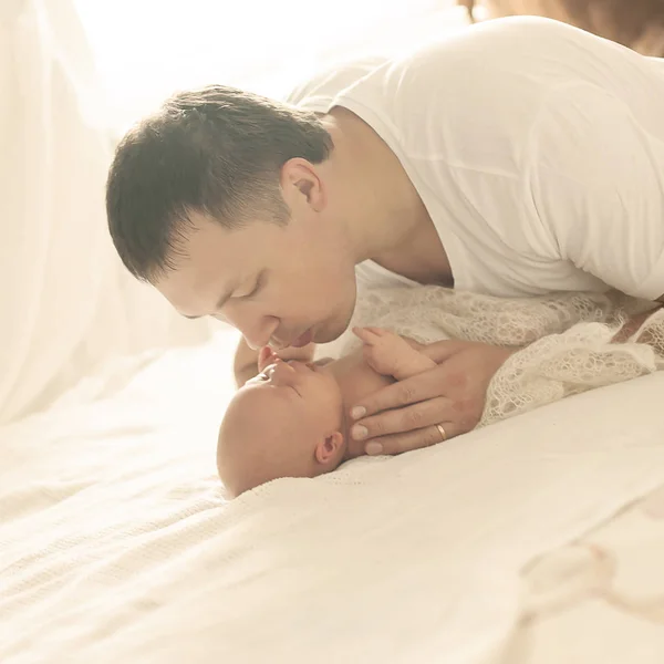 Feliz padre abraza al bebé recién nacido — Foto de Stock