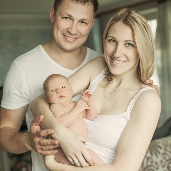 Koncepció a családi boldogság - portré a boldog szülők és newb — Stock Fotó